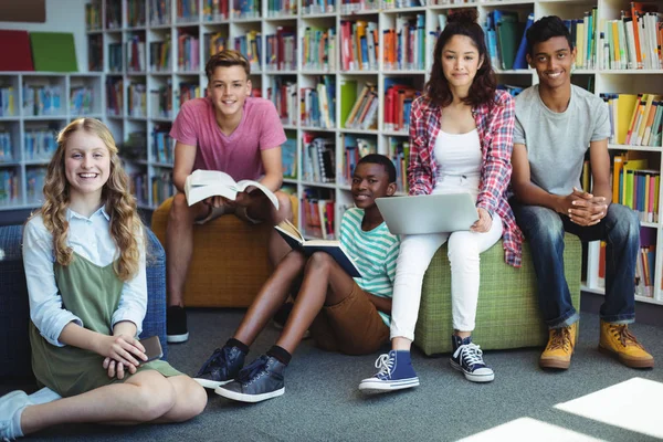 Retrato de estudantes felizes na biblioteca — Fotografia de Stock