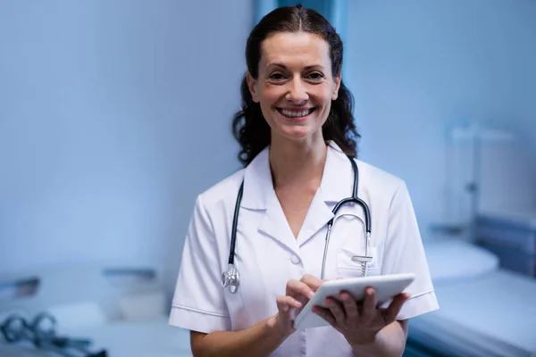 Vrouwelijke arts met behulp van digitale tablet in ward — Stockfoto