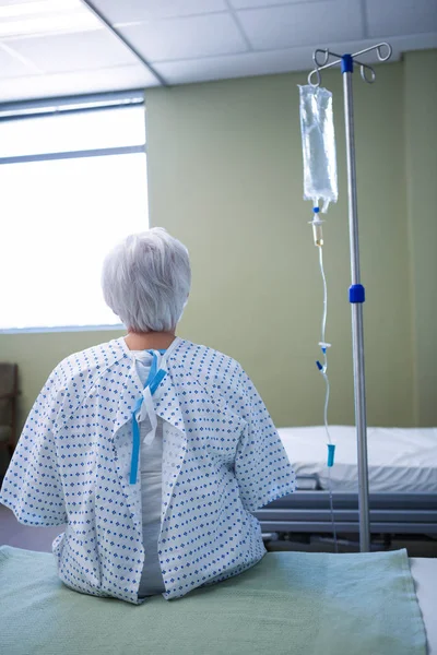 Achteraanzicht van senior patiënt zittend op bed — Stockfoto