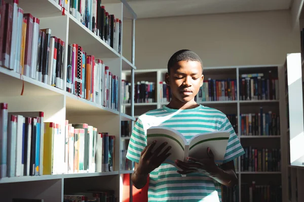 Προσεκτικός μαθητής ανάγνωση βιβλίων στη βιβλιοθήκη — Φωτογραφία Αρχείου