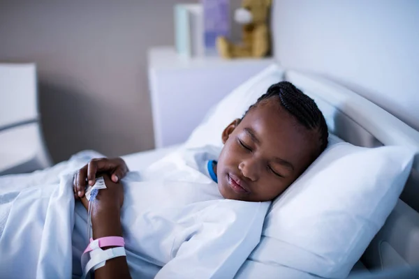 Paciente dormindo na cama do hospital — Fotografia de Stock