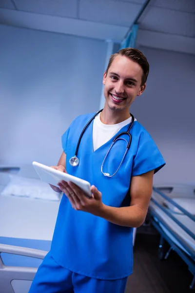 Médecin utilisant la tablette en salle à l'hôpital — Photo