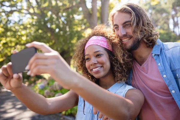 Pár, při Selfie na mobil — Stock fotografie
