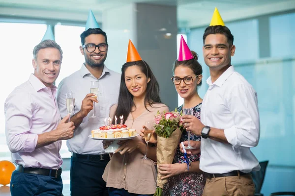 Colegas de negócios comemorando aniversário — Fotografia de Stock