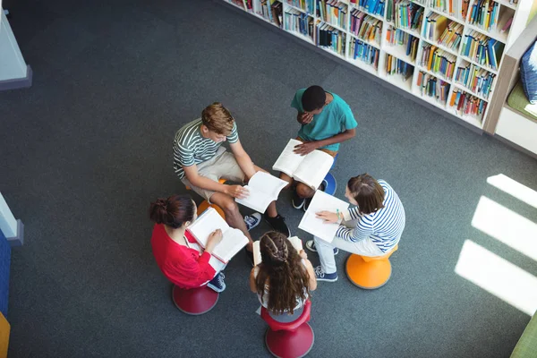 Внимательные студенты, обучающиеся в библиотеке — стоковое фото