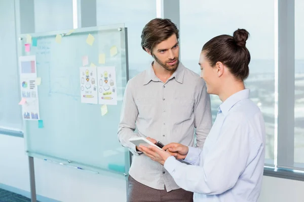 Bedrijfsleiders bespreken over Tablet PC — Stockfoto