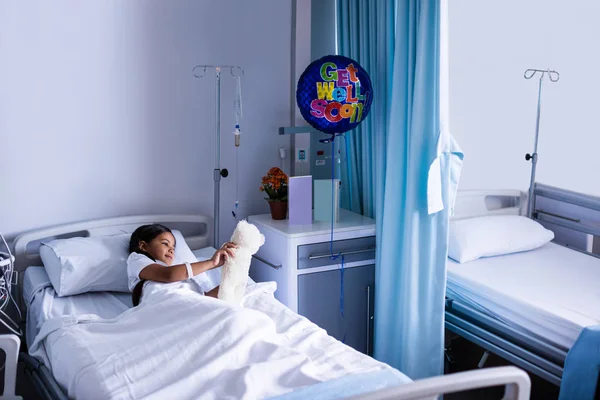 Relaks na łóżku z misiem pacjenta — Zdjęcie stockowe