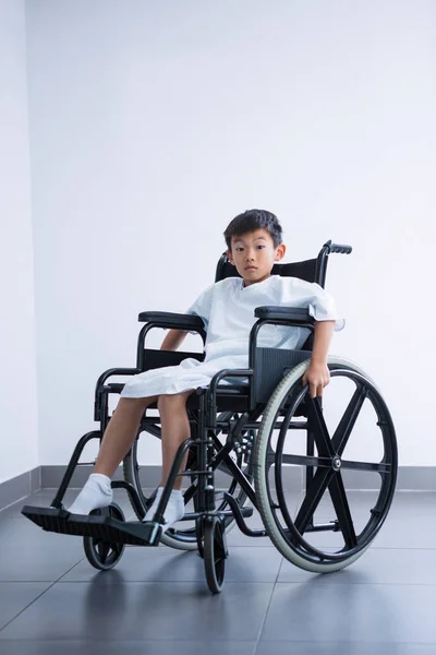 휠체어에 장애인된 소년 환자 — 스톡 사진