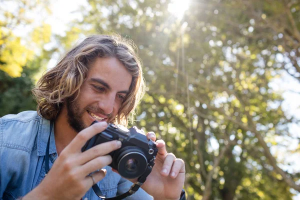 Man tittar på foton på digitalkamera — Stockfoto