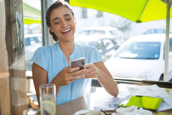 Ejecutiva femenina usando teléfono móvil — Foto de Stock