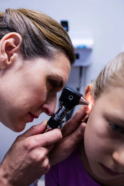 Läkaren undersöker patientens öra med otoskop — Stockfoto