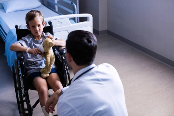 Médico masculino interagindo com paciente infantil — Fotografia de Stock