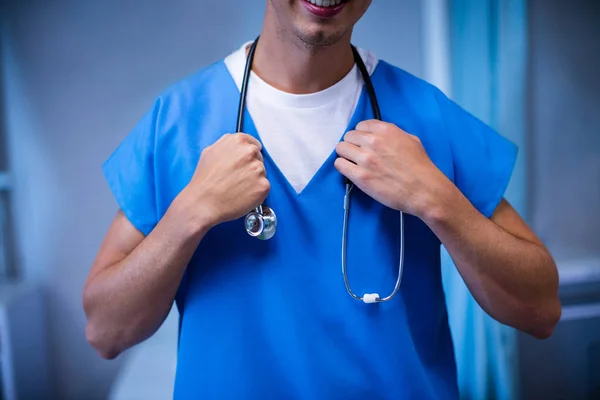 Medico maschio in piedi con stetoscopio — Foto Stock