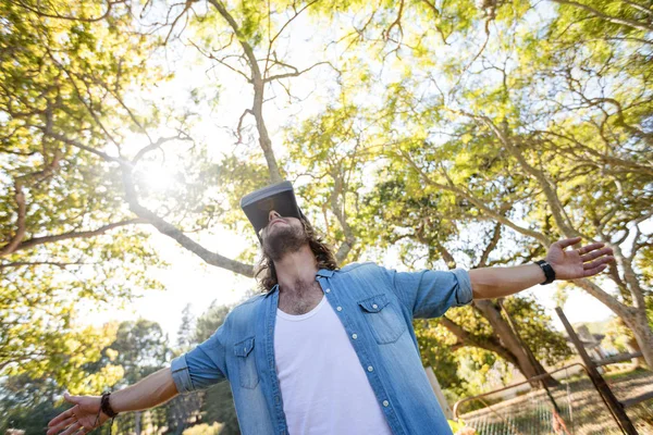 Hombre usando gafas de realidad virtual —  Fotos de Stock