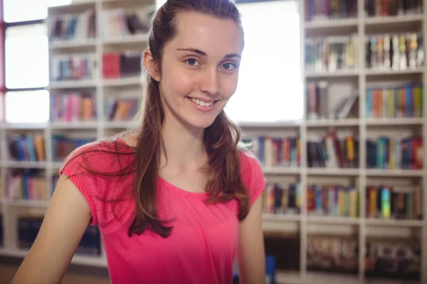 微笑的女生在图书馆中的肖像 — 图库照片
