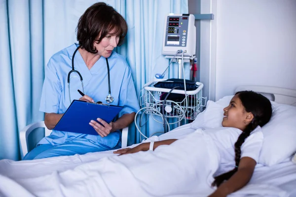 Médecin interagissant avec le patient — Photo