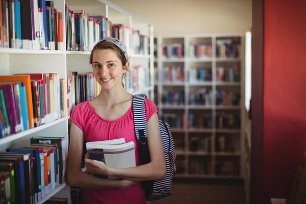 Школярка стоїть з книгами — стокове фото