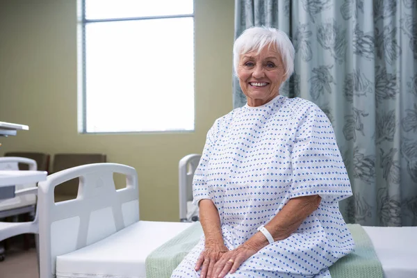 Patient âgé assis sur le lit à l'hôpital — Photo