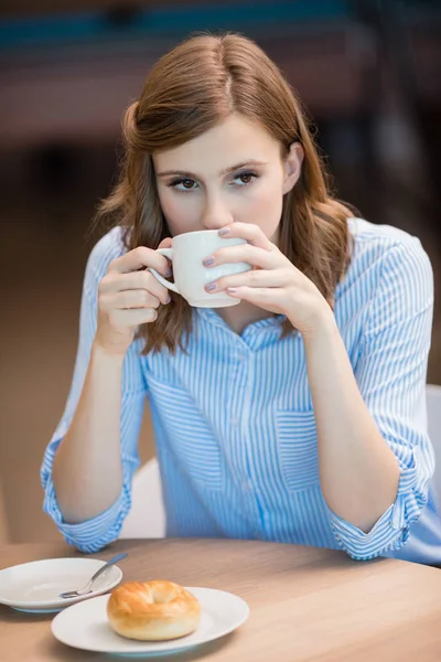 Geschäftsfrau trinkt Tasse Kaffee — Stockfoto