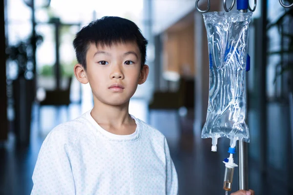 Pojke patienten hålla intravenös iv dropp stativ — Stockfoto