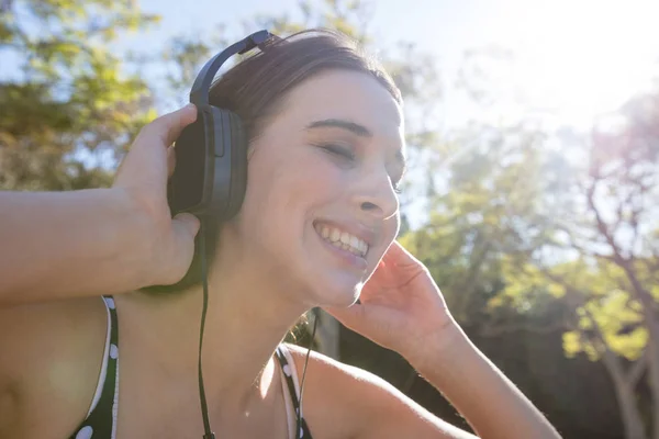 Femme écoutant de la musique avec écouteurs — Photo