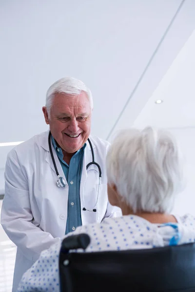 Läkare som interagerar med senior patienten — Stockfoto