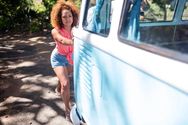 Mujer empujando una caravana — Foto de Stock