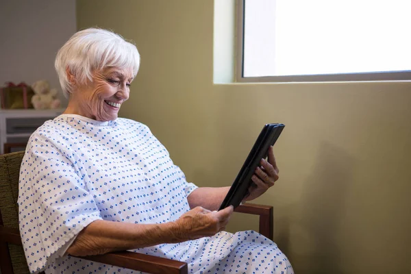 Senior patiënt met behulp van digitale tablet naar video chat — Stockfoto