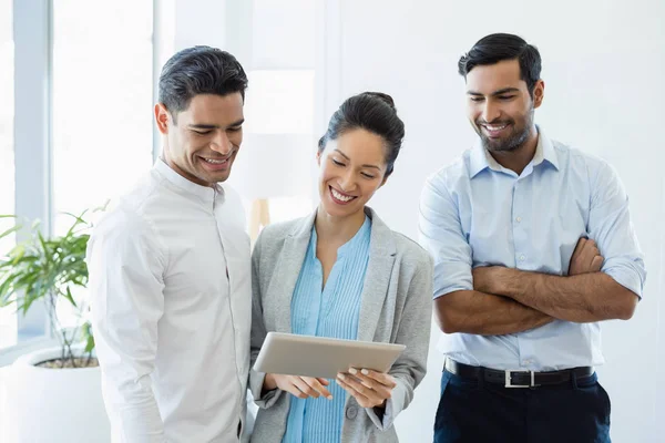 Unternehmenskollegen diskutieren über Tablet — Stockfoto