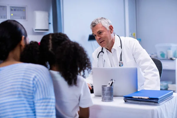 Médico y paciente interactuando entre sí — Foto de Stock