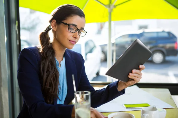 Executivo de negócios usando tablet — Fotografia de Stock