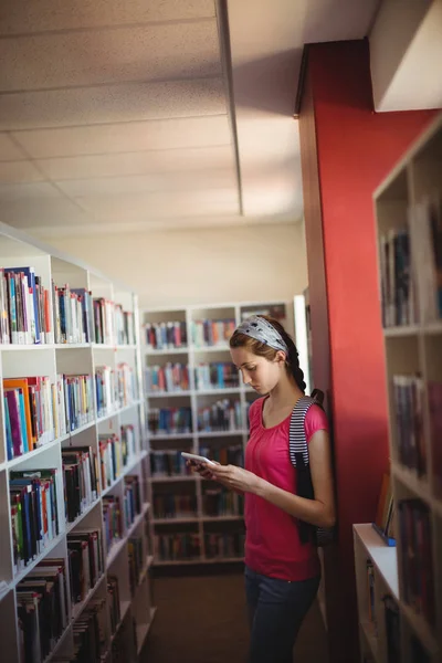 Uppmärksamma Skolflicka använda digitala surfplatta — Stockfoto