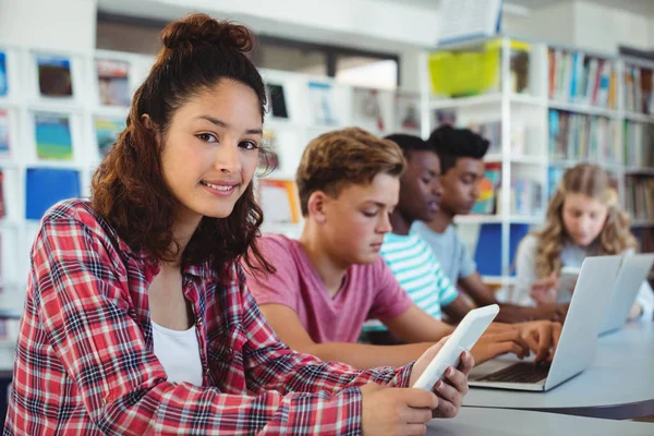 Schüler nutzen Laptop, digitales Tablet — Stockfoto