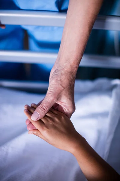 Läkare kontrollera flickor handen på sjukhuset — Stockfoto