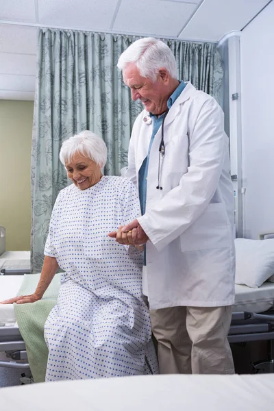 Doktor pomáhat starší pacient v nemocnici — Stock fotografie