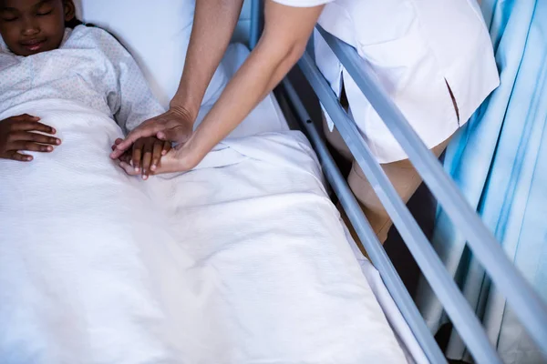 Médica verificando a febre do paciente — Fotografia de Stock