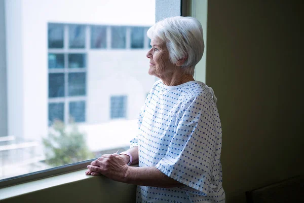 Senior patiënt staande in ziekenhuis — Stockfoto