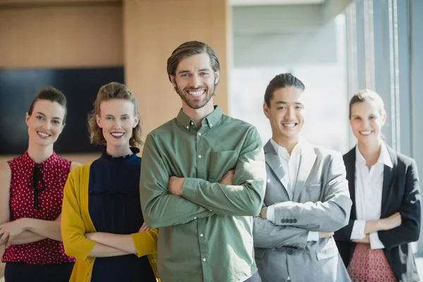 Bedrijfsleiders met armen gekruist glimlachen — Stockfoto