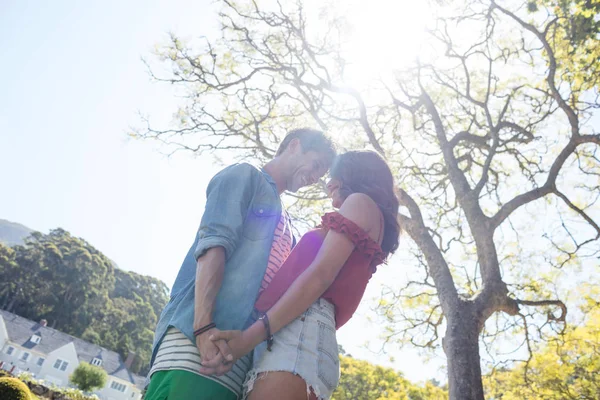 Coppia che si tiene per mano nel parco — Foto Stock