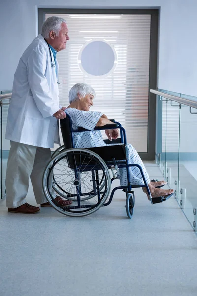 Врач и старший пациент на инвалидной коляске — стоковое фото