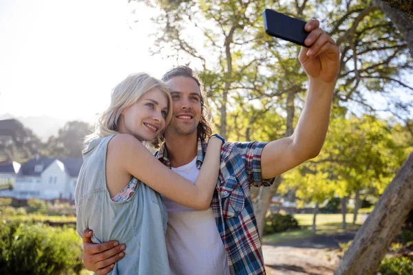 Par att klicka på en selfie i park — Stockfoto