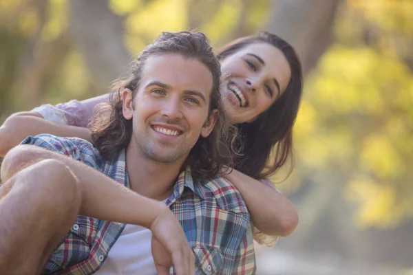 Jeune couple souriant dans le parc — Photo