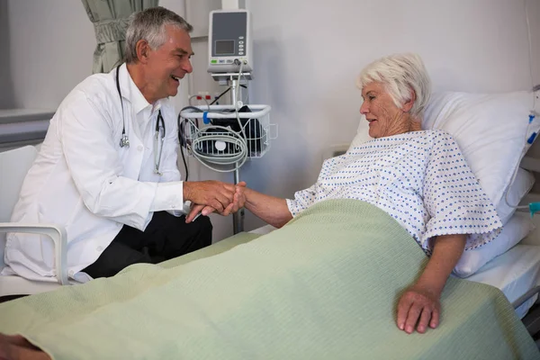 Doctor examining senior patient in ward — Stock Photo, Image