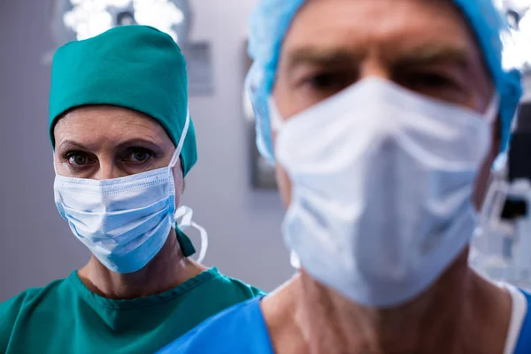 Kirurger som bär kirurgiska masker i drift teater — Stockfoto