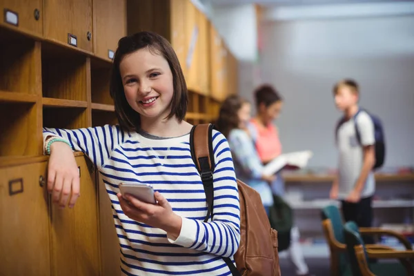Schülerin hält Handy in Umkleidekabine — Stockfoto