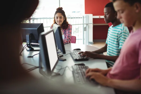 Studenten met behulp van de computer in de klas — Stockfoto