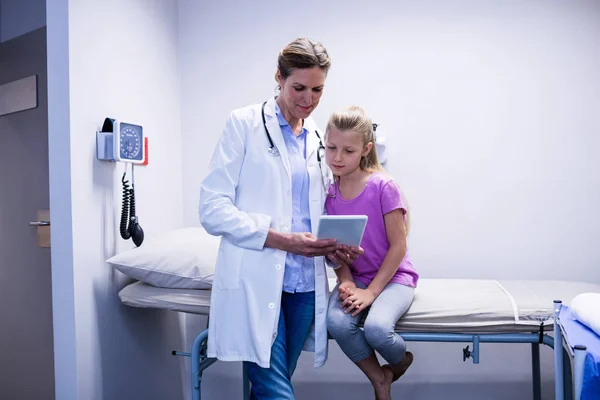 Médico mostrando informe médico en tableta al paciente —  Fotos de Stock