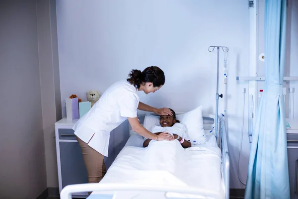 Médica verificando a febre do paciente — Fotografia de Stock