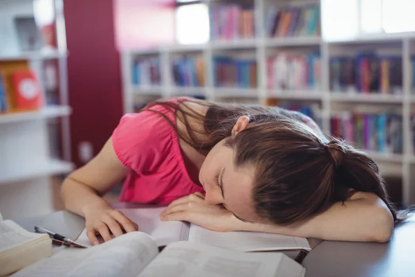 Colegiala cansada durmiendo mientras estudia — Foto de Stock