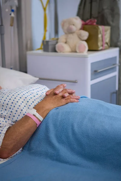 Seniorin liegt auf Bett — Stockfoto